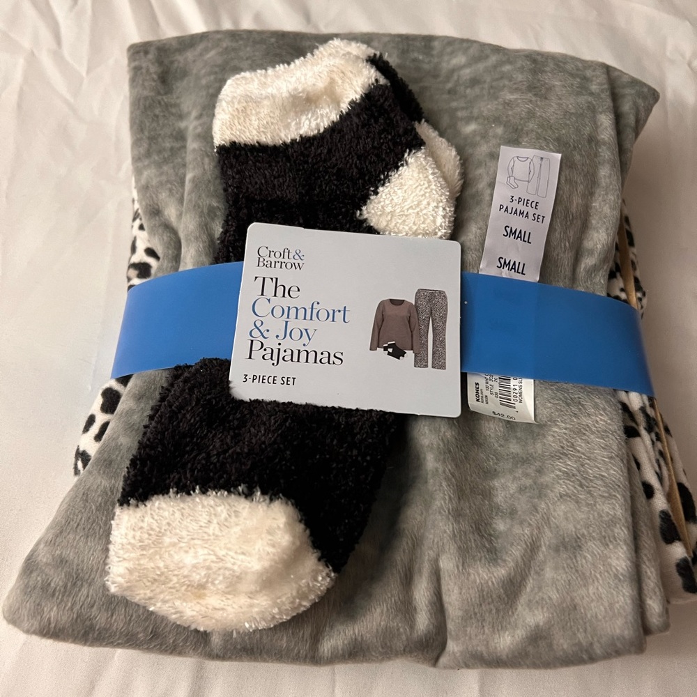 Croft & Borrow Grey 3 piece small pajama set NWT